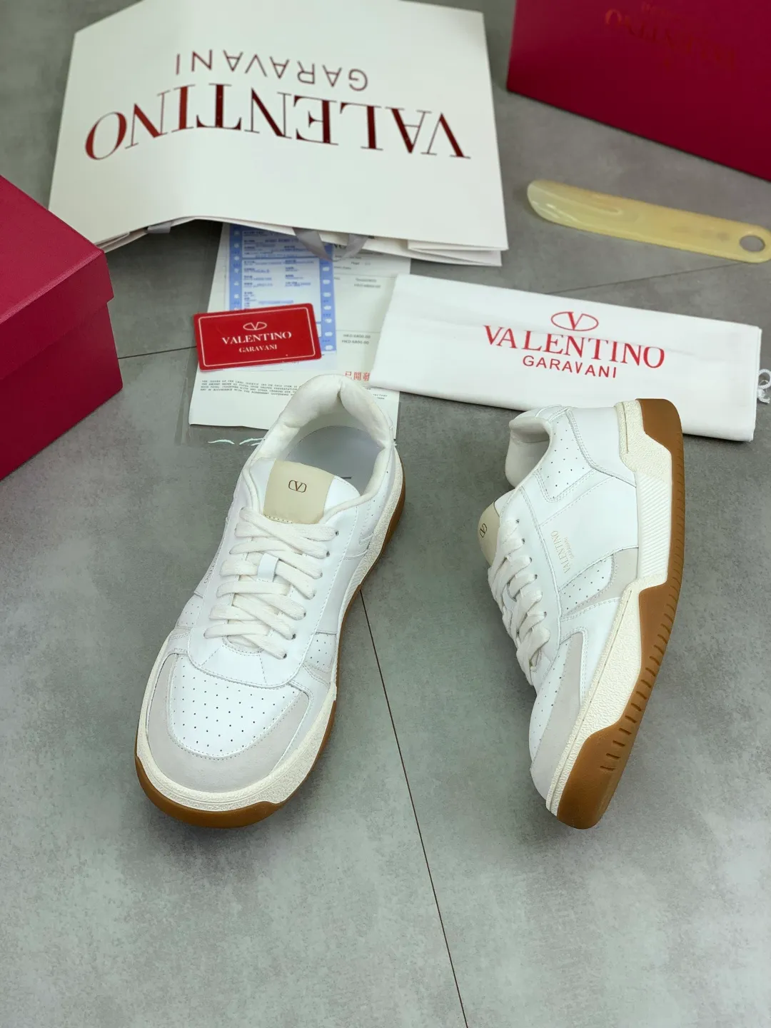 Men's men's shoes 💰P660 new top version of Valentino couple's bread shoes! Valentino Joie de Jouer series Velcro thick sole bread shoes couple style casual sports shoes white shoes original purchase development and production Joie de Jouer series simple style without losing style. The pure white base is paired with fresh green and soft beige, and the unique Velcro design highlights your personality. Every detail tells fashion and quality, wear it, take a confident step, and start the trend journey ✔️Fabric: Original customized imported first-layer cowhide ✔️Inner lining: Original customized soft sheepskin lining ✔️Outsole: Original molded non-slip TPU material ✔️Sole thickness: 3.5CM ✔️Size: Women's 35-41 Men's 38-46 (38. Male, 41 female, 46 non-refundable